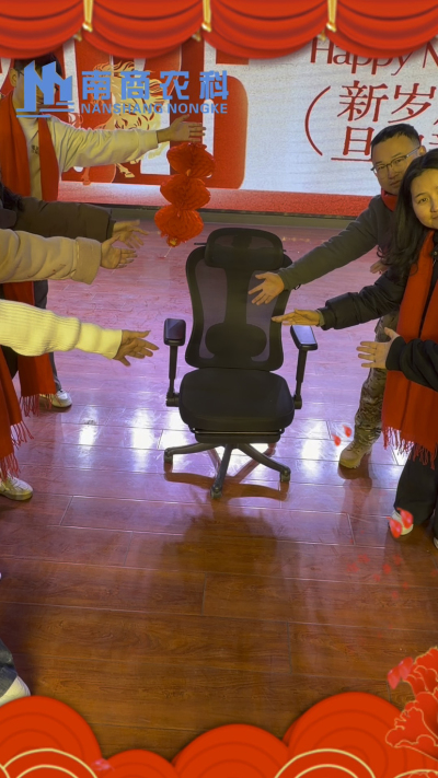 🎇 元旦快乐，温暖相伴 🎇时光匆匆，感恩 2025 年每一份支持与陪伴！从猪场到工厂，南商农科的成长，离不开每一位合作伙伴与家人的信赖！2026 年，我们将继续以贴心服务和硬核设备，陪您一路前行，养殖